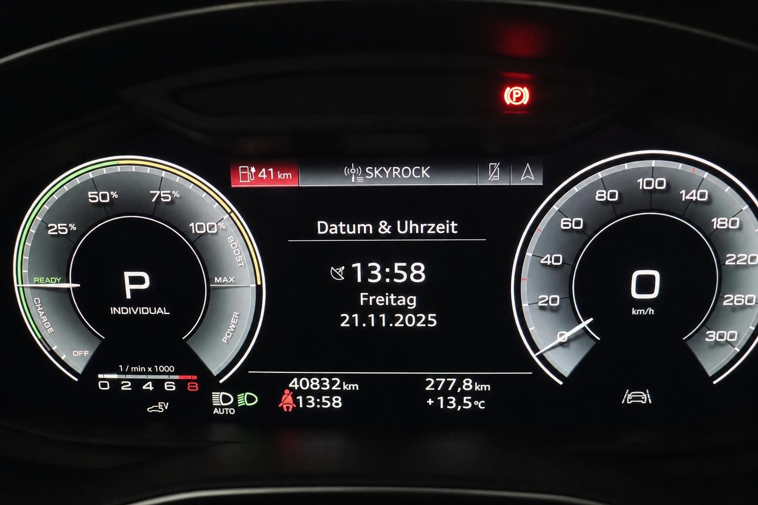 Audi Kombiinstrument mit Tachometer, Ladeanzeige und Fahrzeugdaten