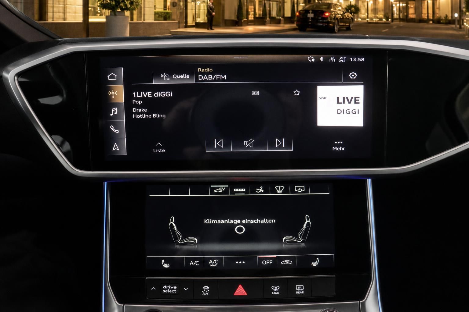 Audi Infotainment-Display mit Radio- und Klimabedienung im Innenraum