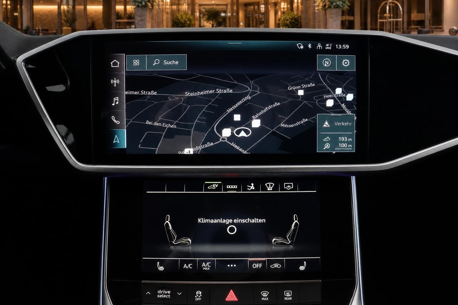 Audi Navigationssystem mit Kartenansicht und Verkehrsinformationen im Cockpit