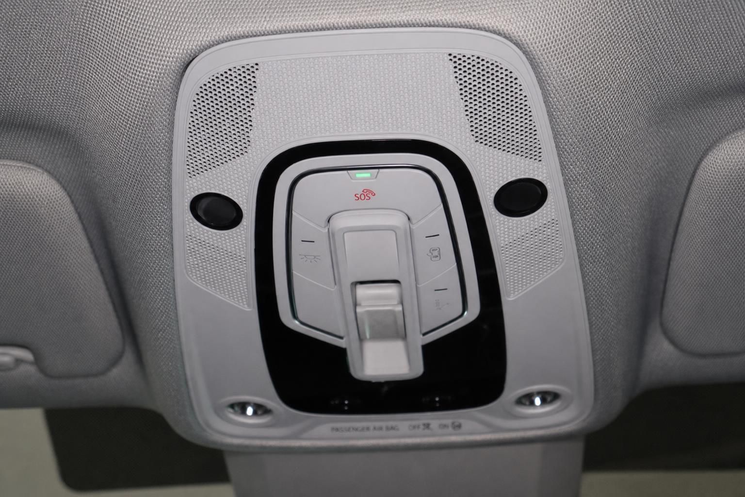 Audi Innenraumdetail: Dachbedienfeld mit SOS-Notruftaste und Innenleuchten