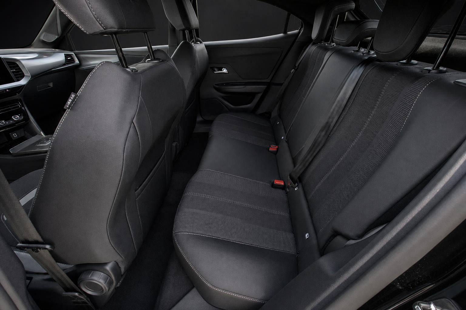 Opel Mokka Innenraum Ruecksitze und Sitzbezuege Detail