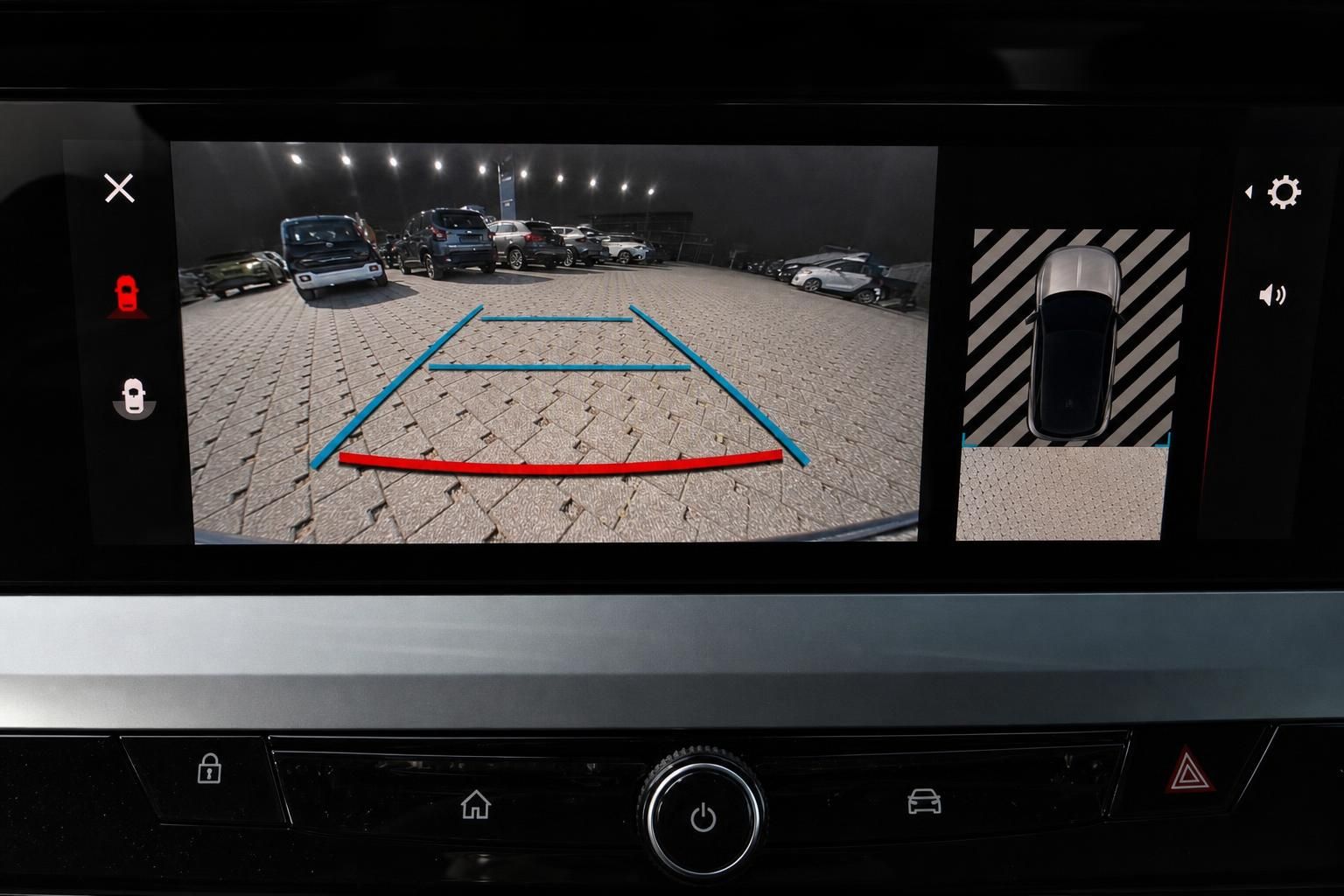 Rückfahrkamera-Ansicht mit Einparkhilfe auf dem Infotainment-Display