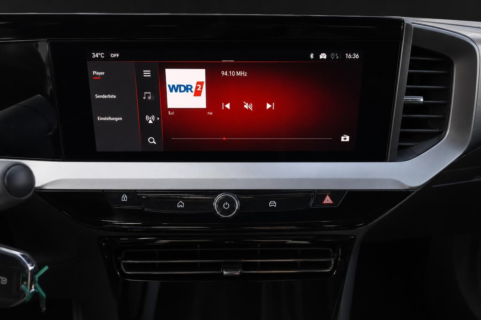 Infotainment-Display mit Radiosender WDR2 im Fahrzeuginnenraum