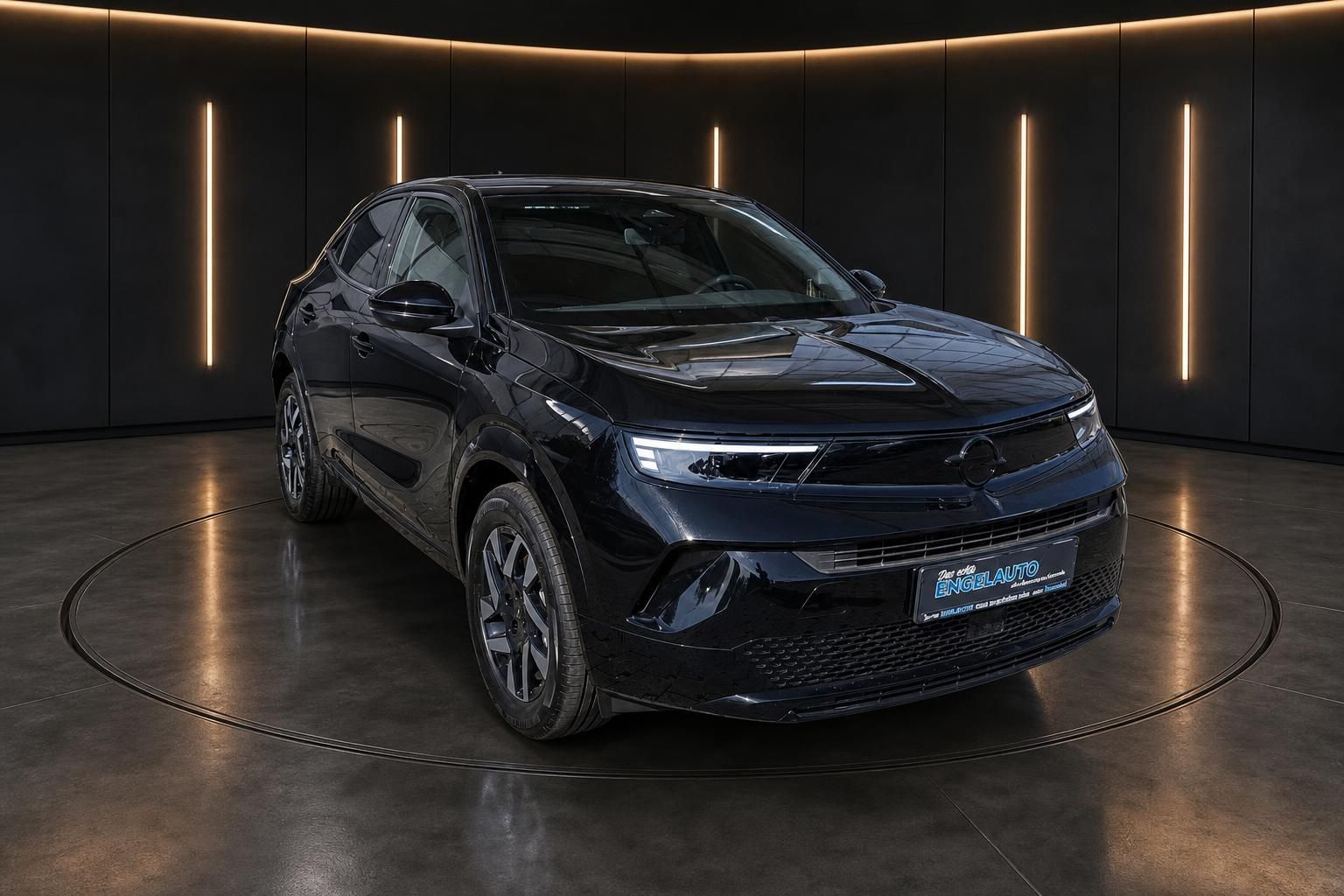 Opel Mokka schwarz Frontansicht schraeg im Showroom