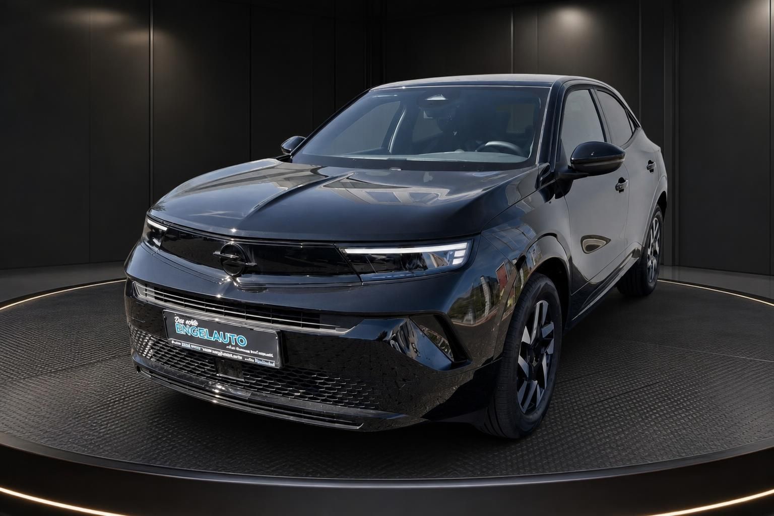 Opel Mokka schwarz Frontansicht schraeg Studio