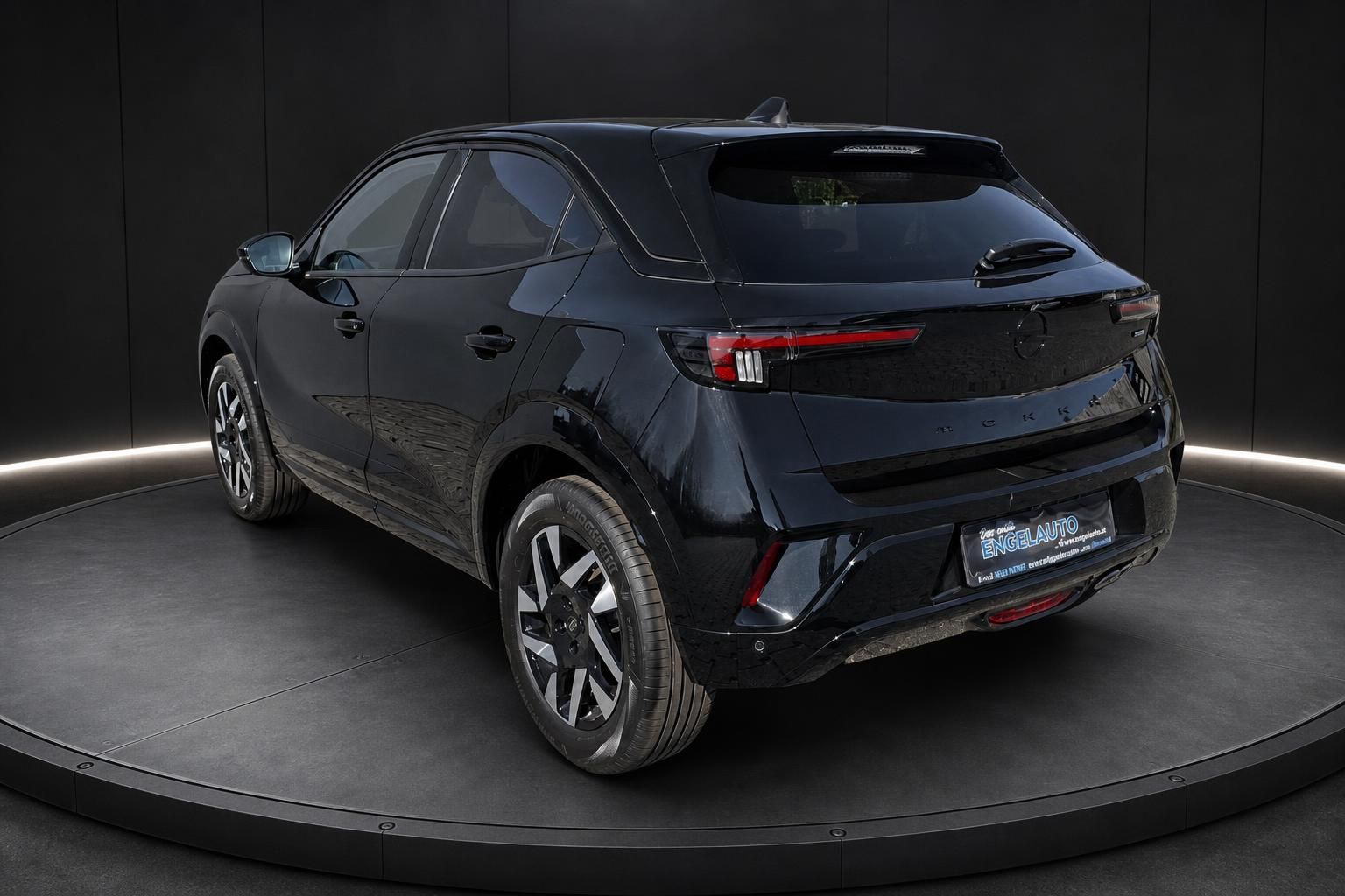 Opel Mokka schwarz Heckansicht mit Kennzeichenhalter