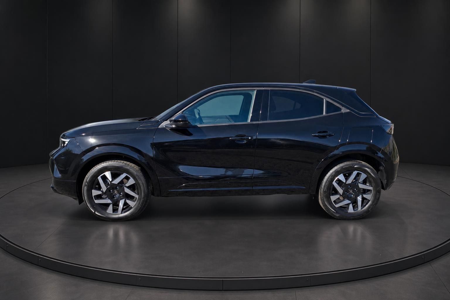 Opel Mokka schwarz Seitenansicht im Studio