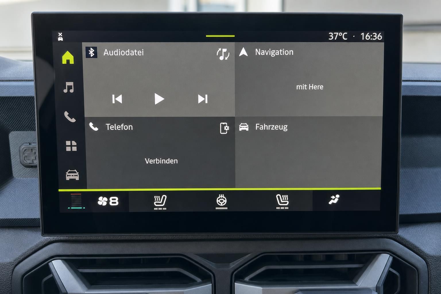 Touchscreen Infotainment-System im Fahrzeug mit Navigation und Audiofunktionen