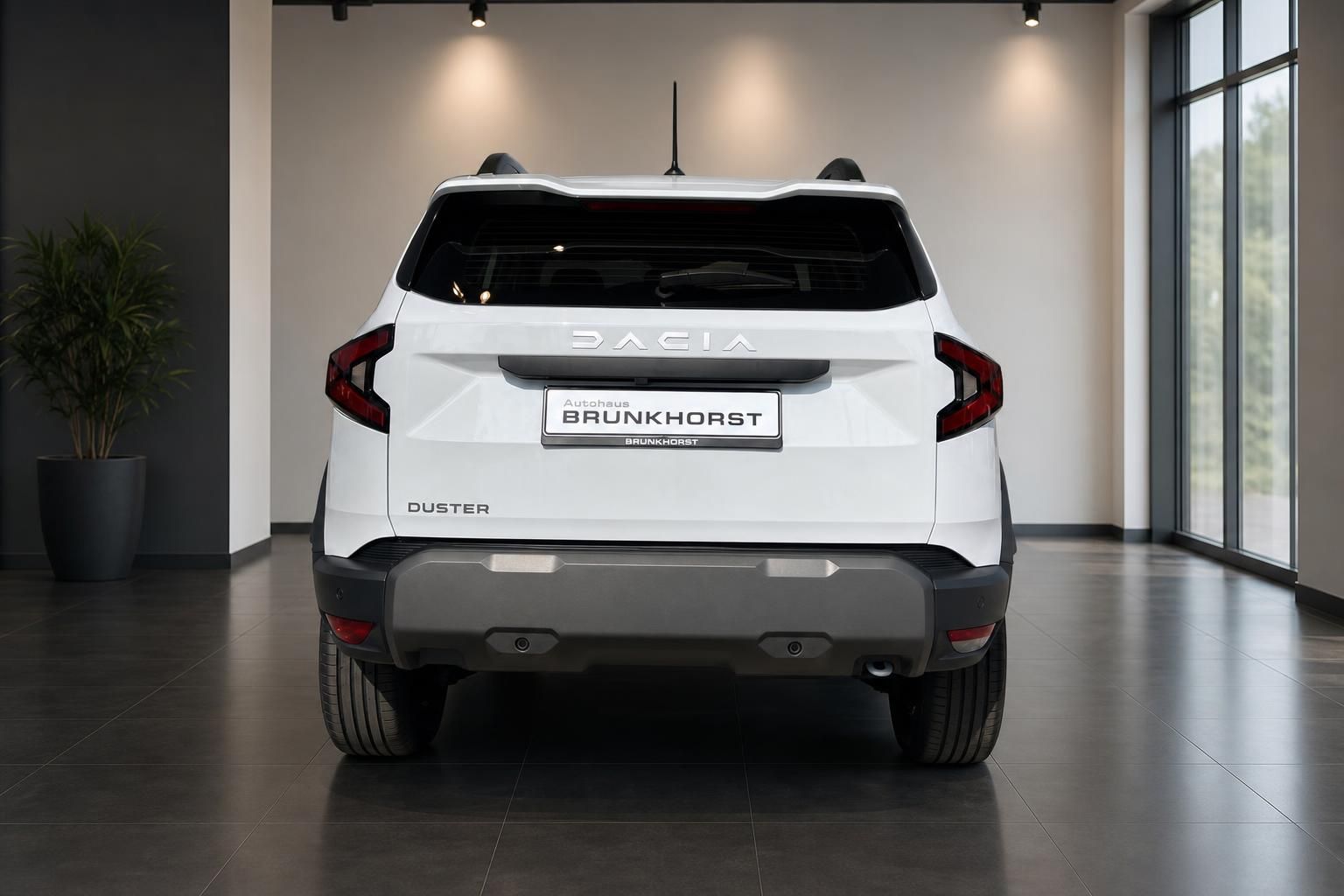 Dacia Duster Heckansicht in weiß mit DUSTER Schriftzug und Autohaus Brunkhorst Kennzeichen