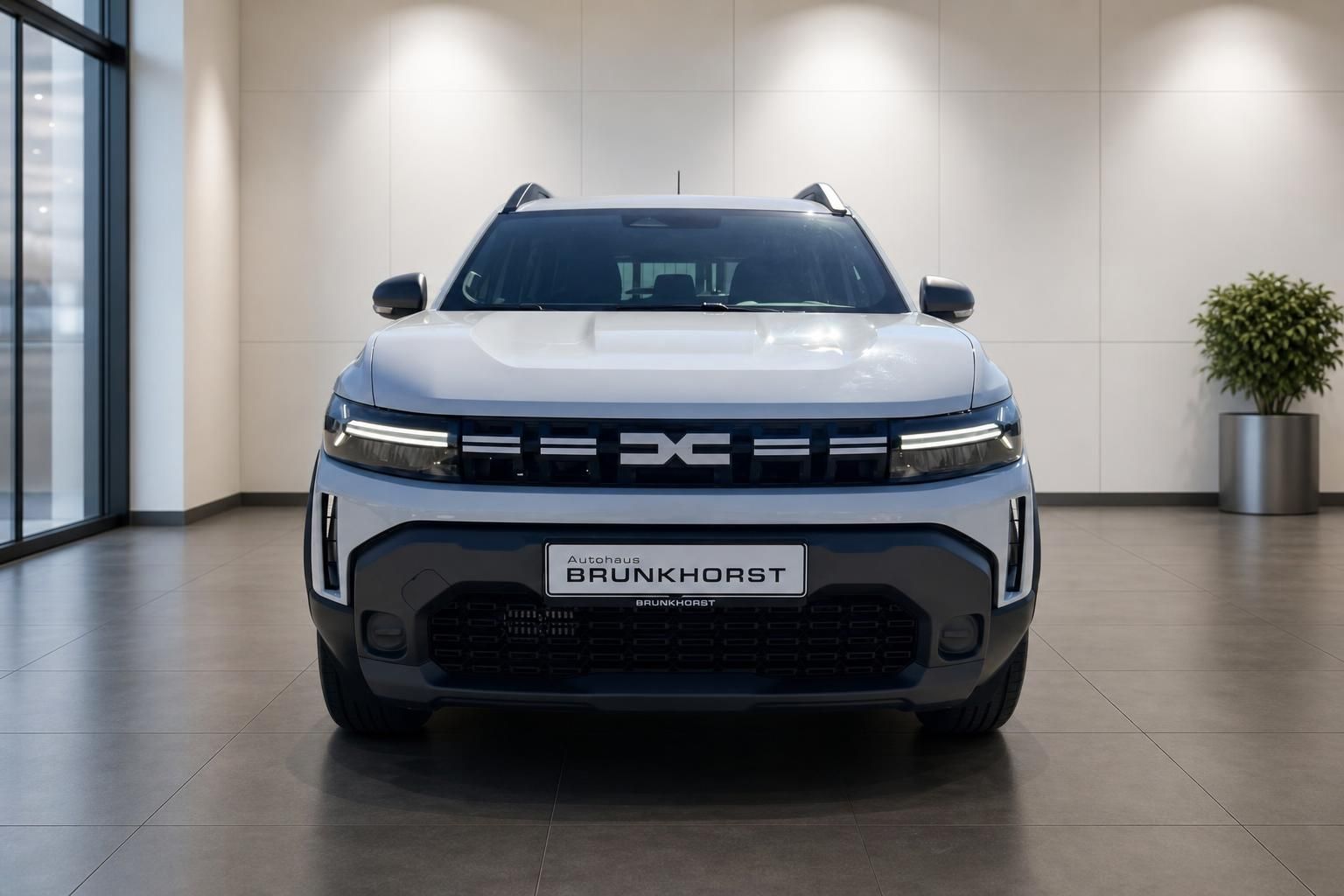 Dacia Duster Frontansicht mit charakteristischem Dacia Kühlergrill und LED-Tagfahrlicht