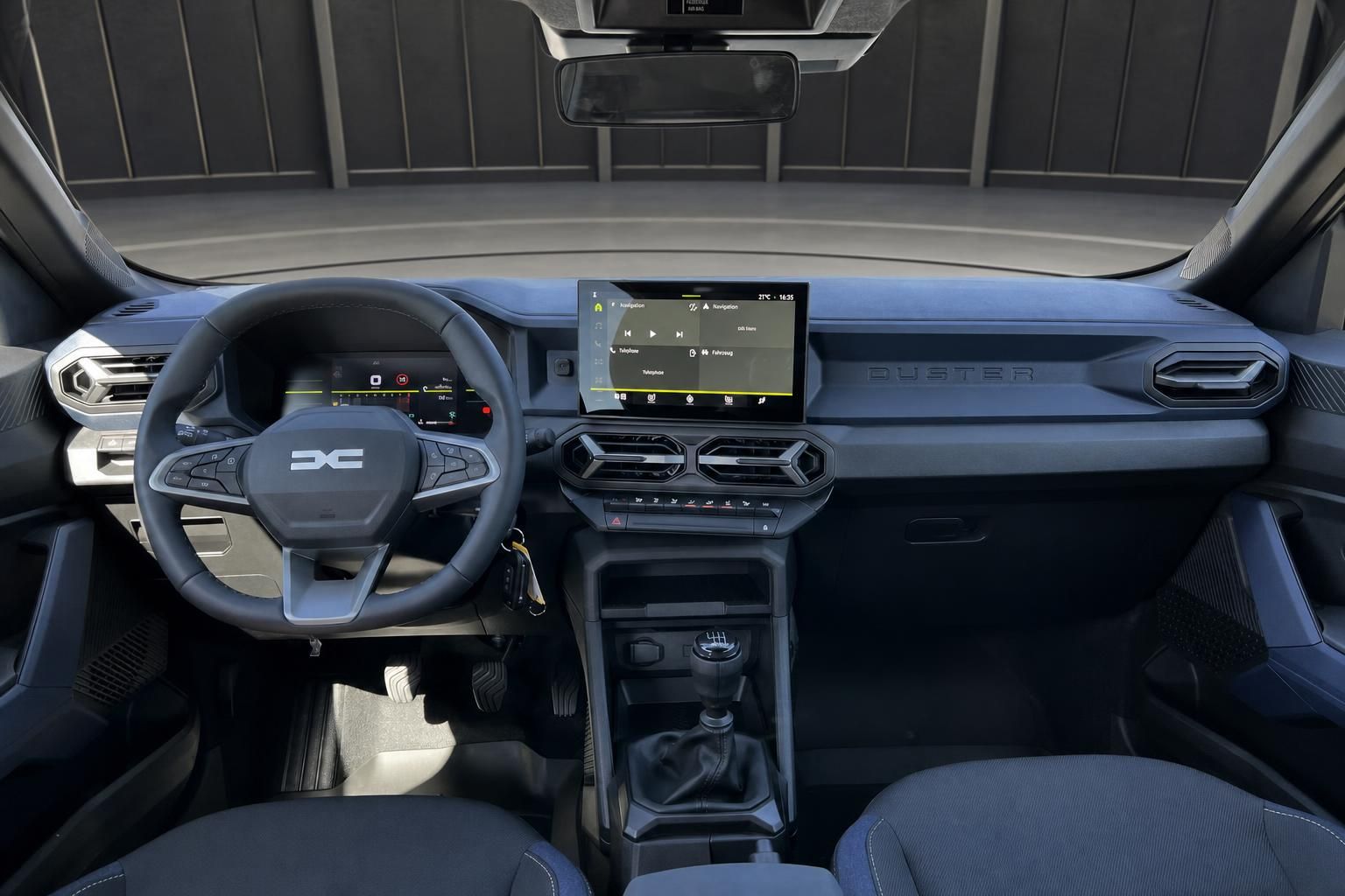 Dacia Duster Cockpit mit digitalem Kombiinstrument und Infotainment-System - Innenausstattung