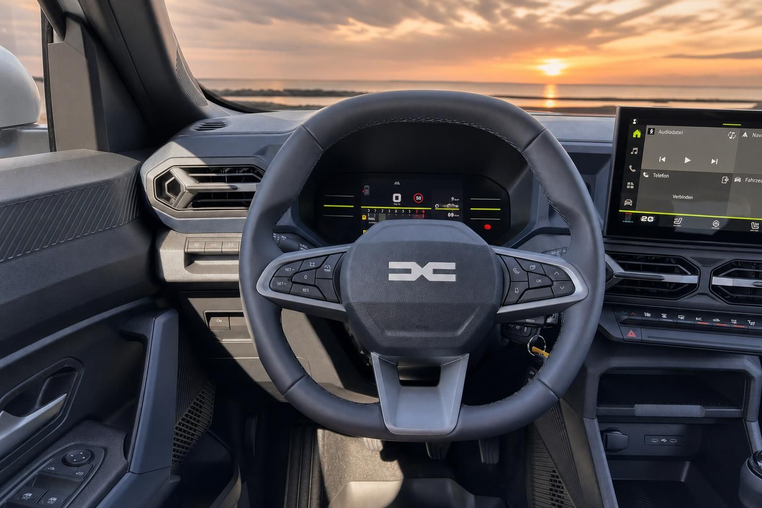 Fahrzeug Cockpit mit Lenkrad, digitalem Display und Sonnenuntergang durch Windschutzscheibe