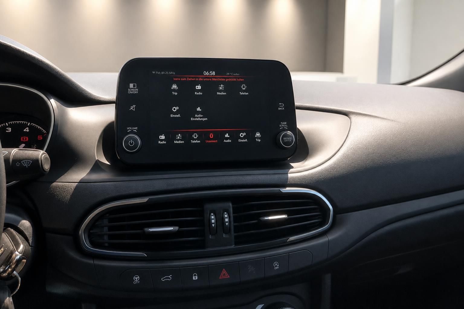 Fiat Touchscreen Infotainmentsystem mit Uconnect Menü im Detail