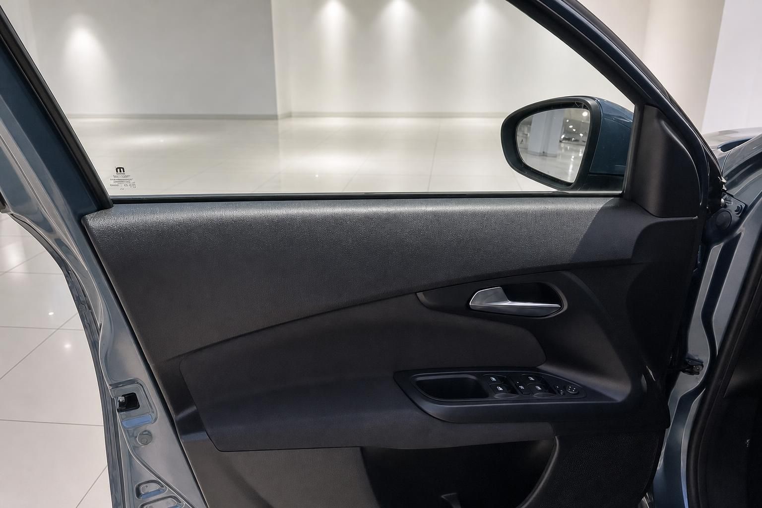Türverkleidung und Fensterheber im Innenraum des Fahrzeugs