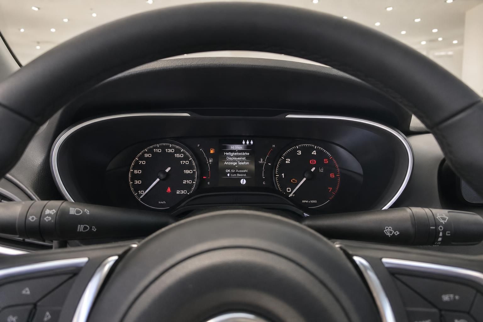 Cockpit mit Tacho und Drehzahlmesser im Fahrzeuginnenraum