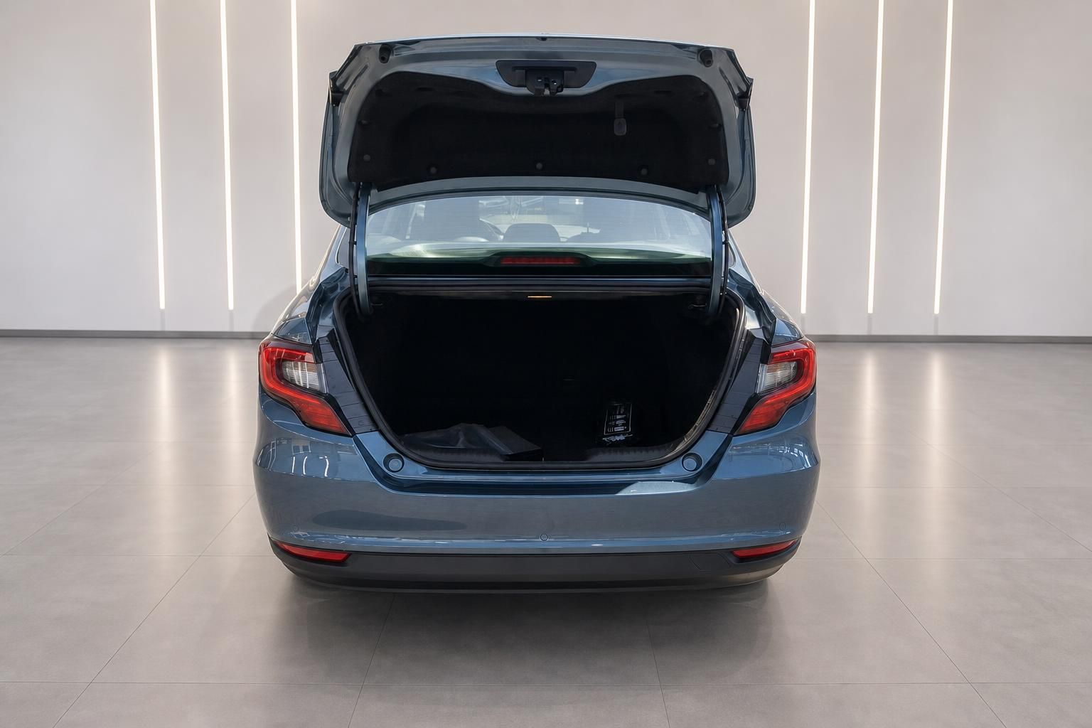 Fiat Limousine in Blau mit geöffnetem Kofferraum von hinten