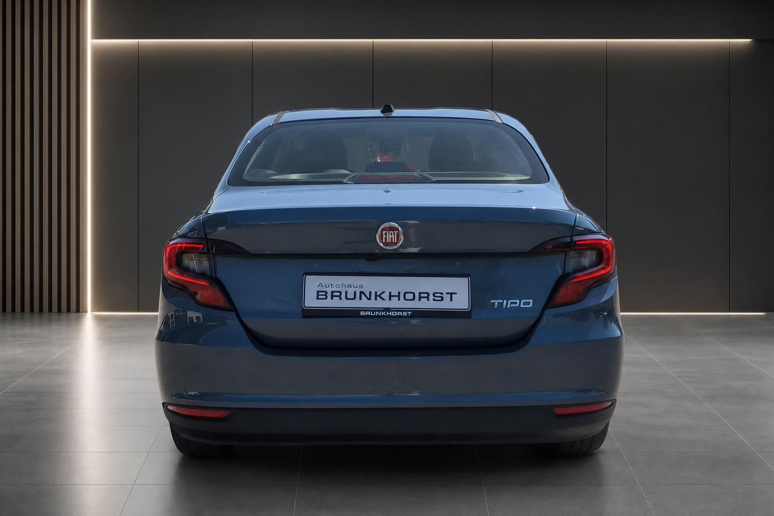 Fiat Tipo blau Limousine Heckansicht im Autohaus Brunkhorst