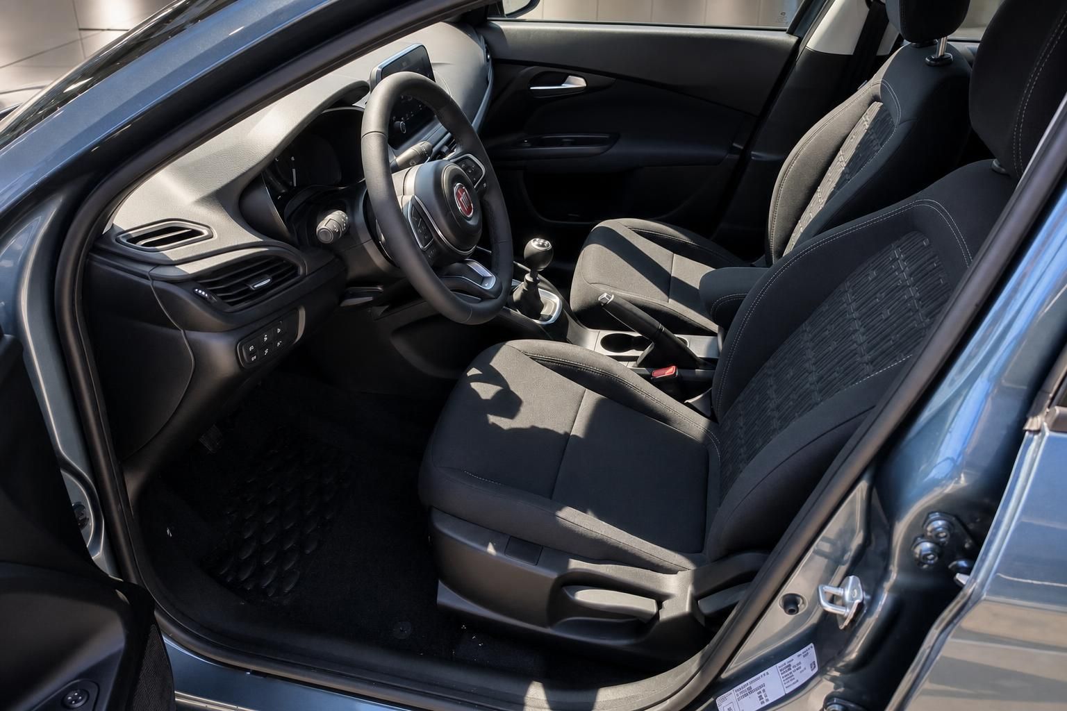 Fiat Innenraum mit Vordersitzen, Lenkrad und Schaltung im Detail