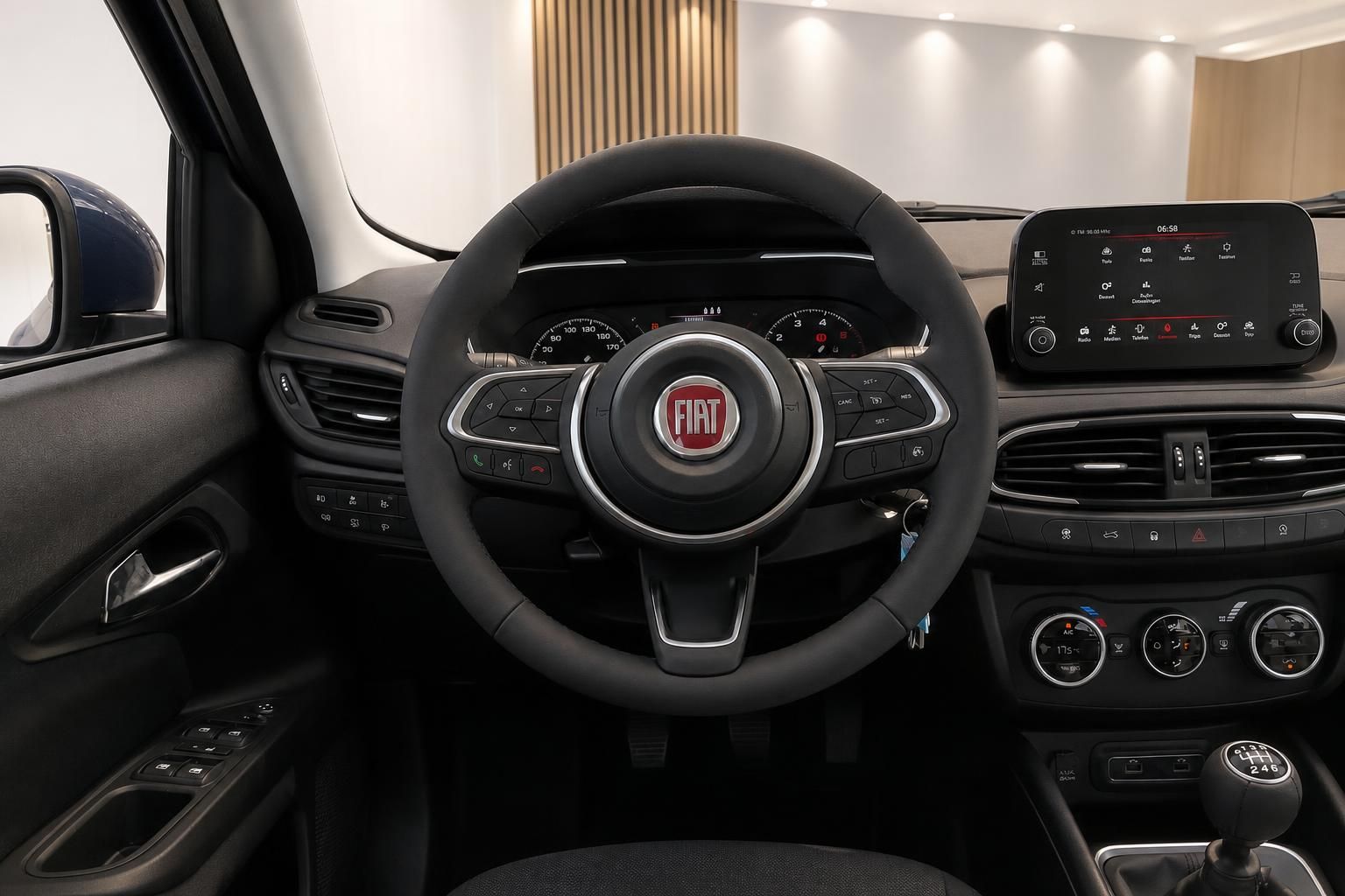 Fiat Cockpit mit Lenkrad, Tacho und Infotainment-Display