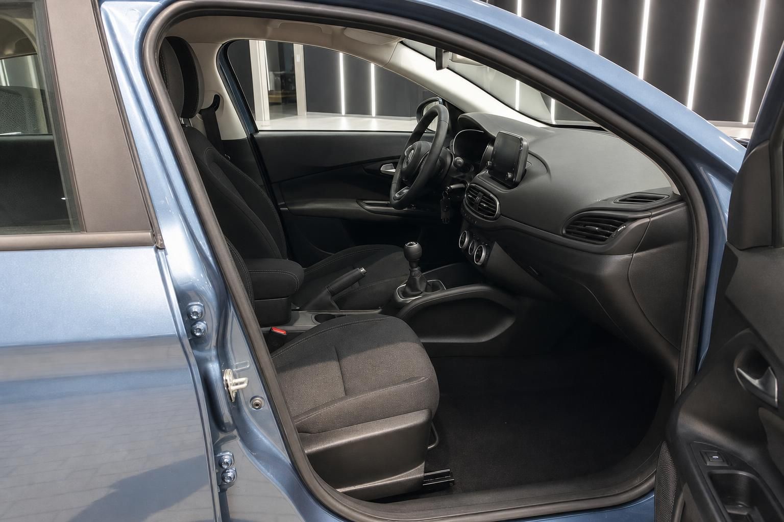 Fiat Tipo blau Innenraum Fahrersitz mit geoeffneter Tuer