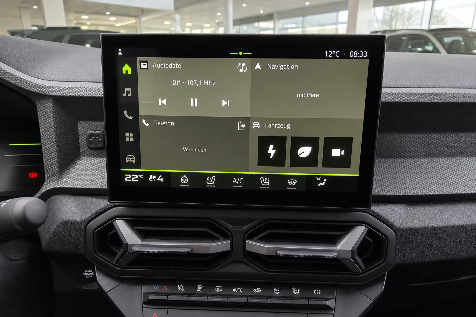 Infotainment-Display mit Navigationssystem und Audiodatei-Anzeige