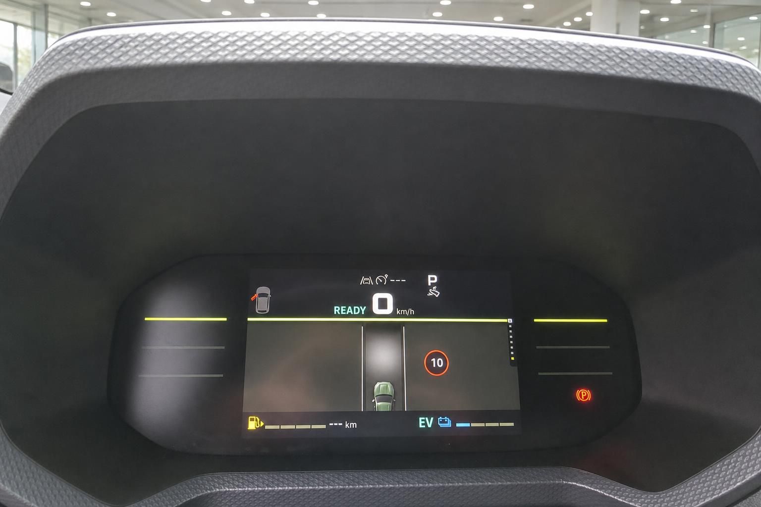 Digitales Kombiinstrument mit READY-Anzeige und EV-Batteriestatus - Fahrzeug Cockpit