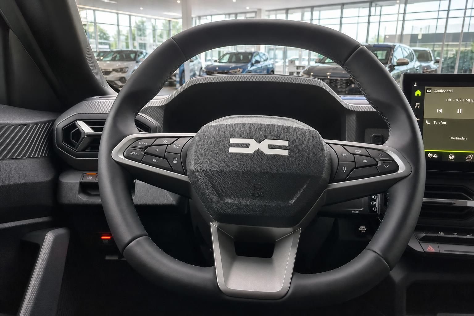 Dacia Lenkrad Innenausstattung Bedienelemente Cockpit schwarze Verkleidung