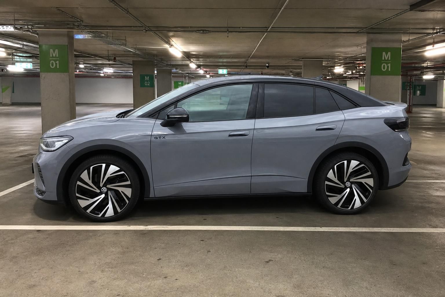 VW ID.4 GTX in grau, Seitenansicht im Parkhaus