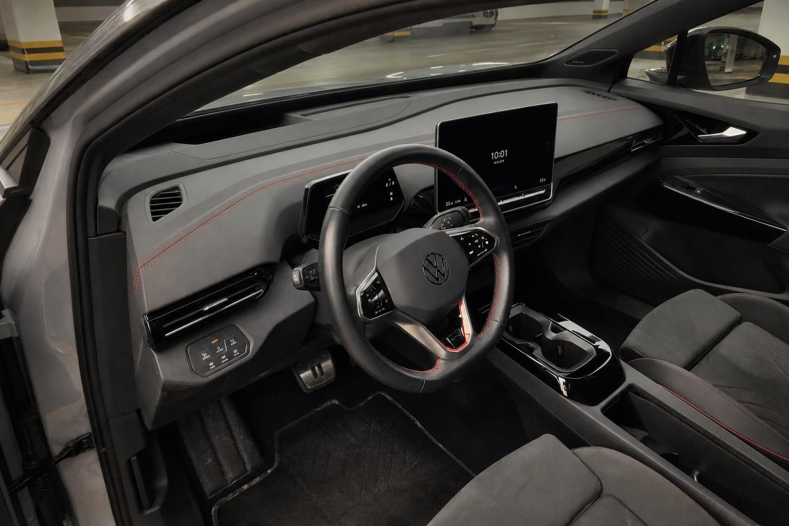 VW ID.4 GTX Innenraum mit Cockpit und Lenkrad im Detail