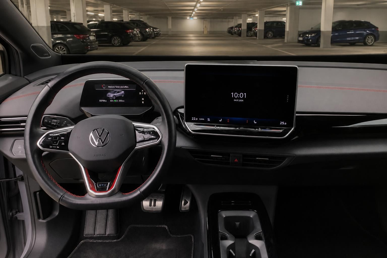 VW GTX Cockpit mit Lenkrad, Digitaltacho und Infotainment-Display
