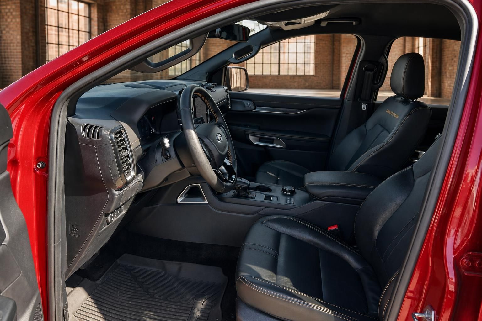 Ford Ranger Wildtrak Innenraum Fahrerseite – schwarze Ledersitze, Lenkrad und Cockpit