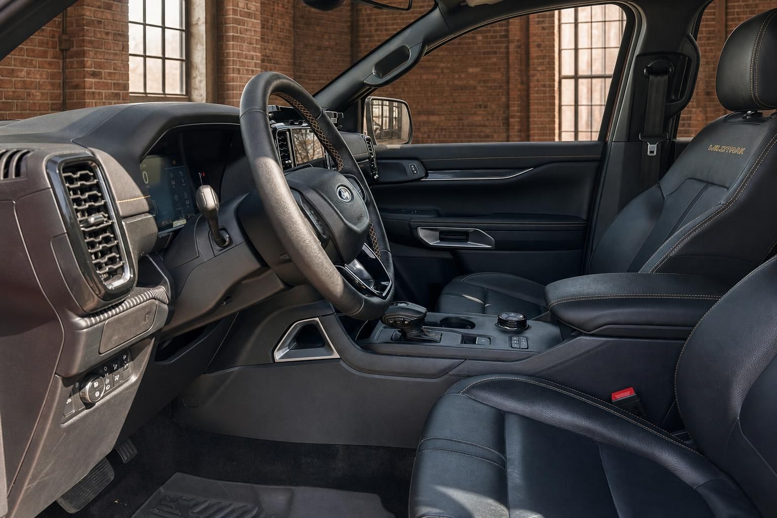 Ford Ranger Wildtrak Innenraum mit schwarzem Ledersitz, Lenkrad und Touchscreen-Infotainment