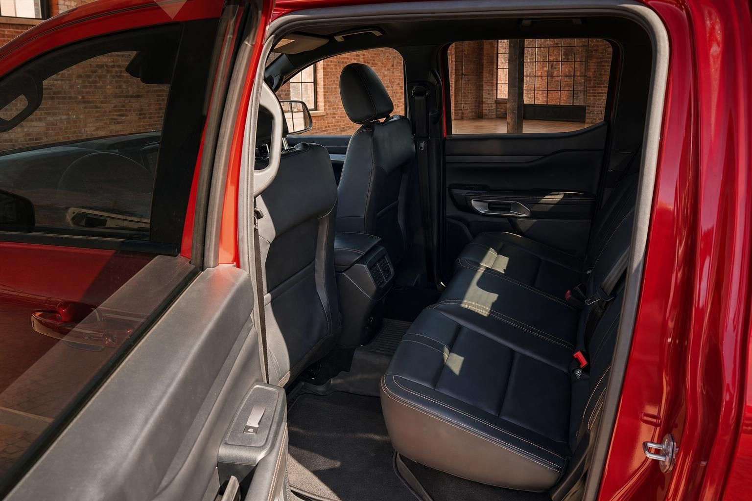 Ford Ranger Wildtrak Rücksitzbank – geräumiger Fond mit schwarzen Ledersitzen, rote Karosserie
