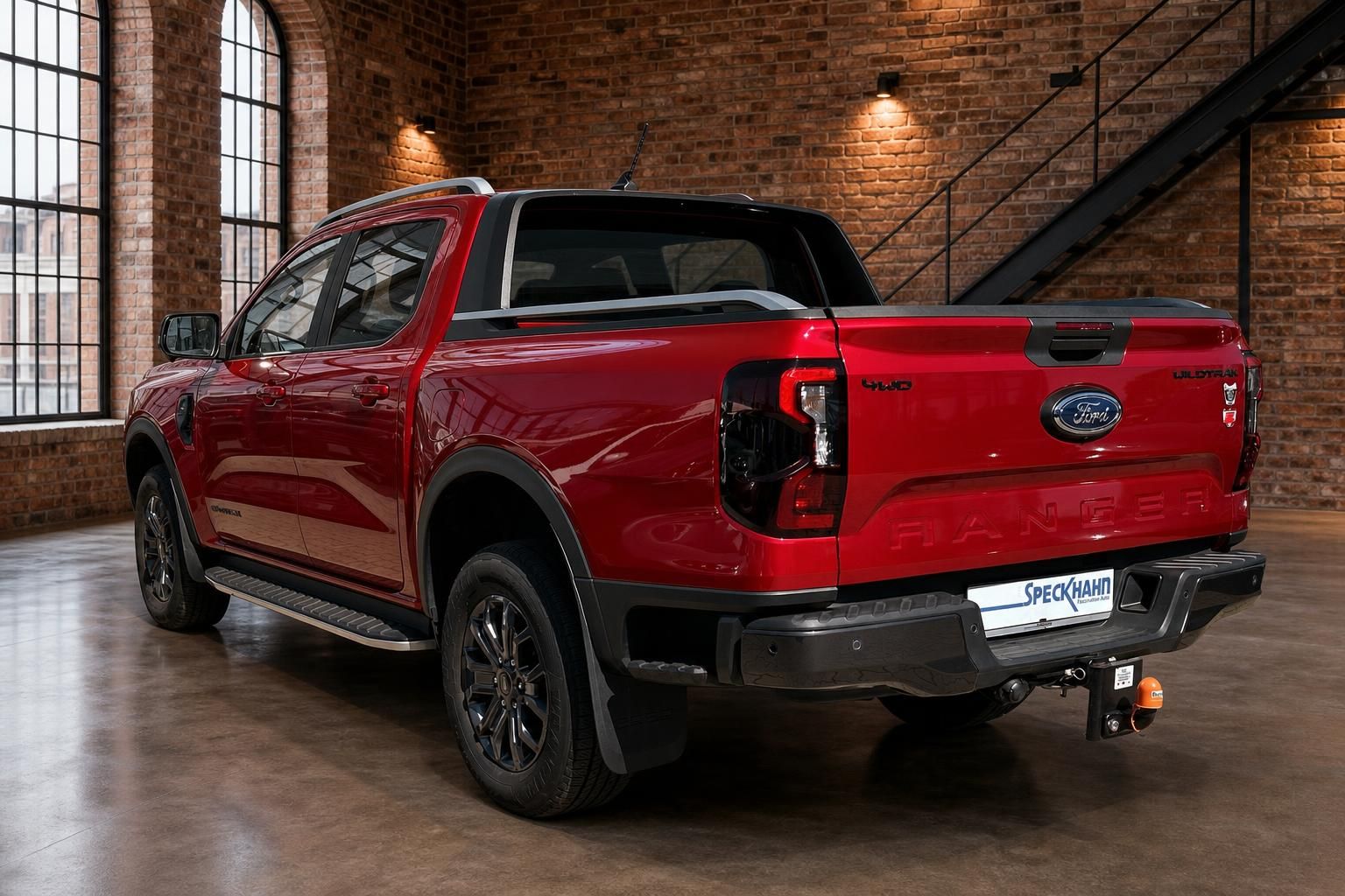Ford Ranger Wildtrak 4WD rot Heckansicht schräg links mit Anhängerkupplung