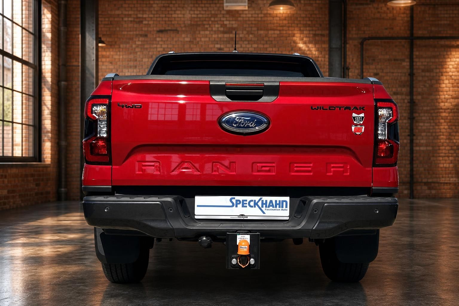 Ford Ranger Wildtrak 4WD rot Heckansicht gerade mit Anhängerkupplung Showroom