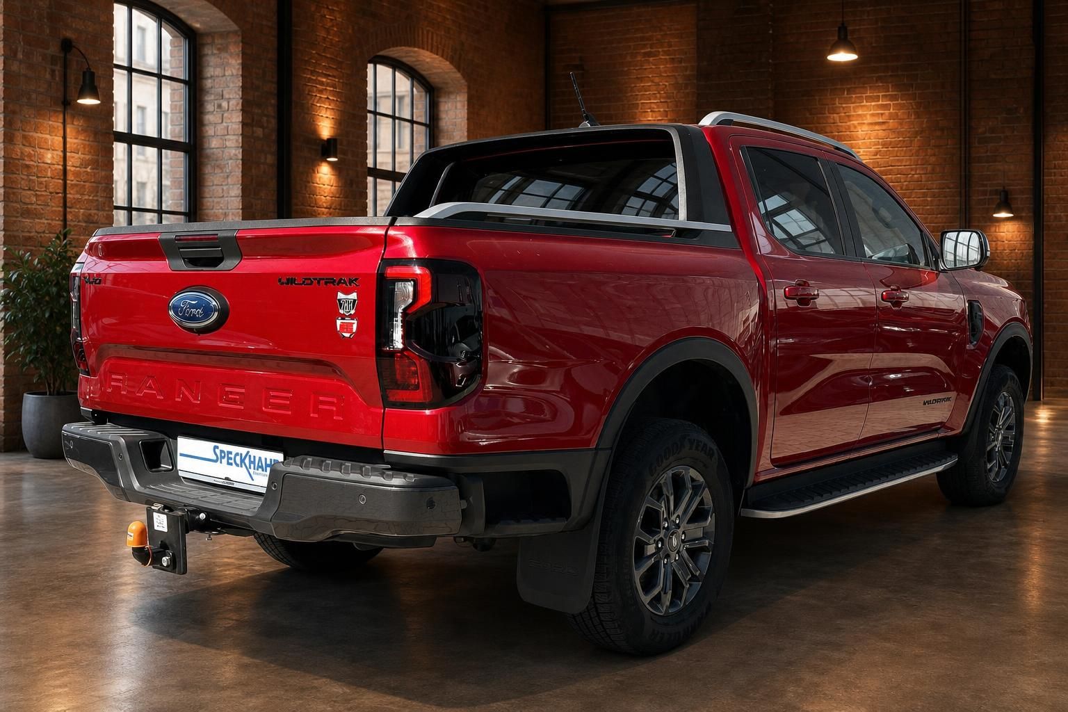 Ford Ranger Wildtrak rot Heckansicht mit Anhängerkupplung im Showroom