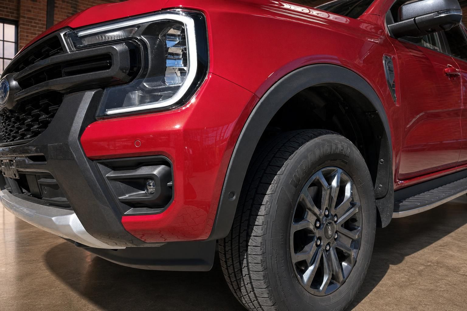 Ford Ranger rot Frontpartie Nahaufnahme mit LED-Scheinwerfer, Radlauf und Felge