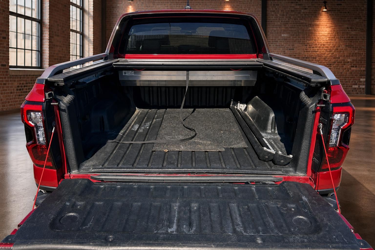 Ford Ranger Pickup rot geöffnete Ladefläche mit Laderaumauskleidung von hinten