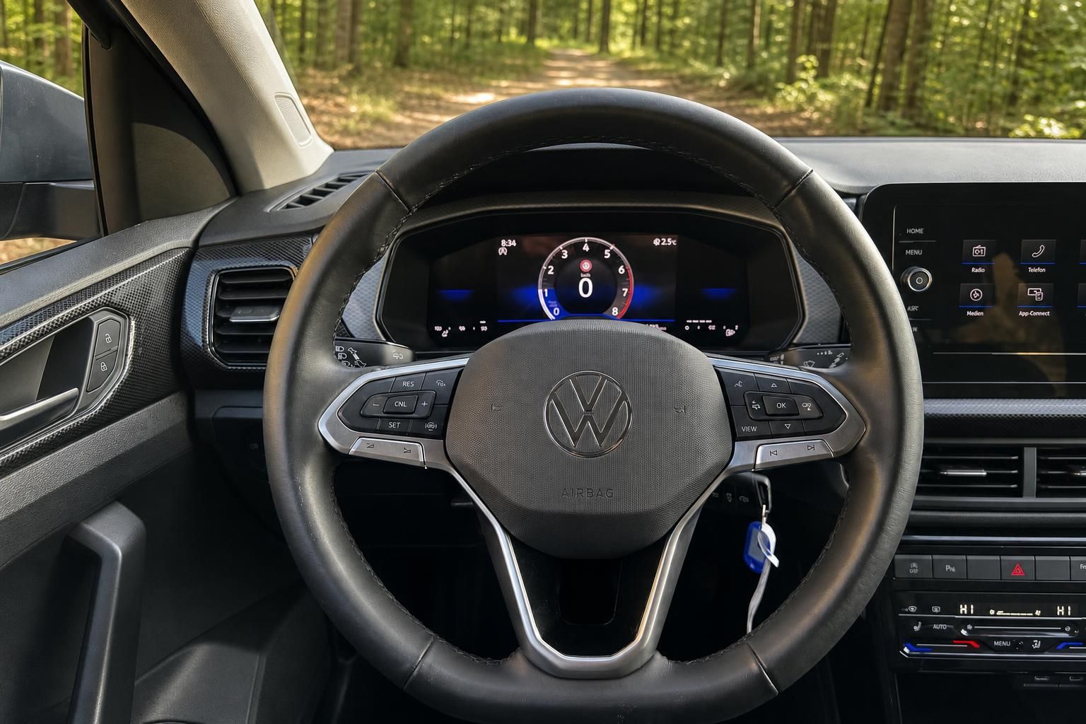 Volkswagen Cockpit mit Lenkrad und digitalem Tacho - Fahrerbereich