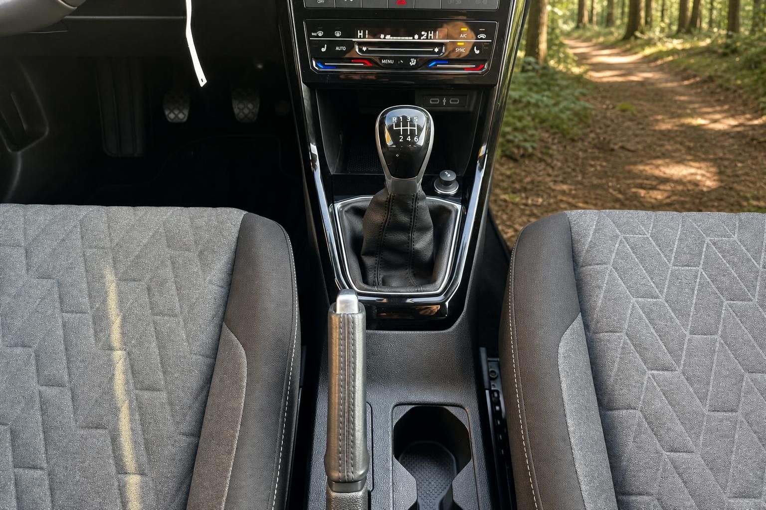 Innenraum Fahrzeug mit Schaltgetriebe, Mittelkonsole und grauem Stoff-Interieur