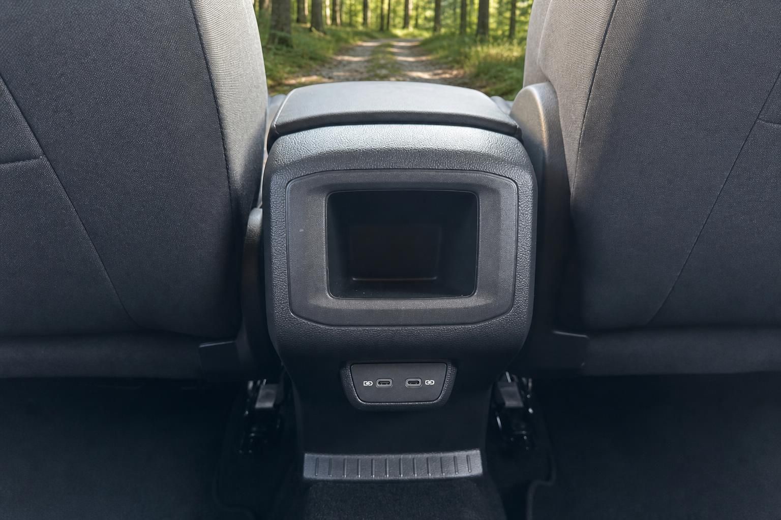 Rücksitze mit integriertem Entertainment-Display und USB-Anschlüssen