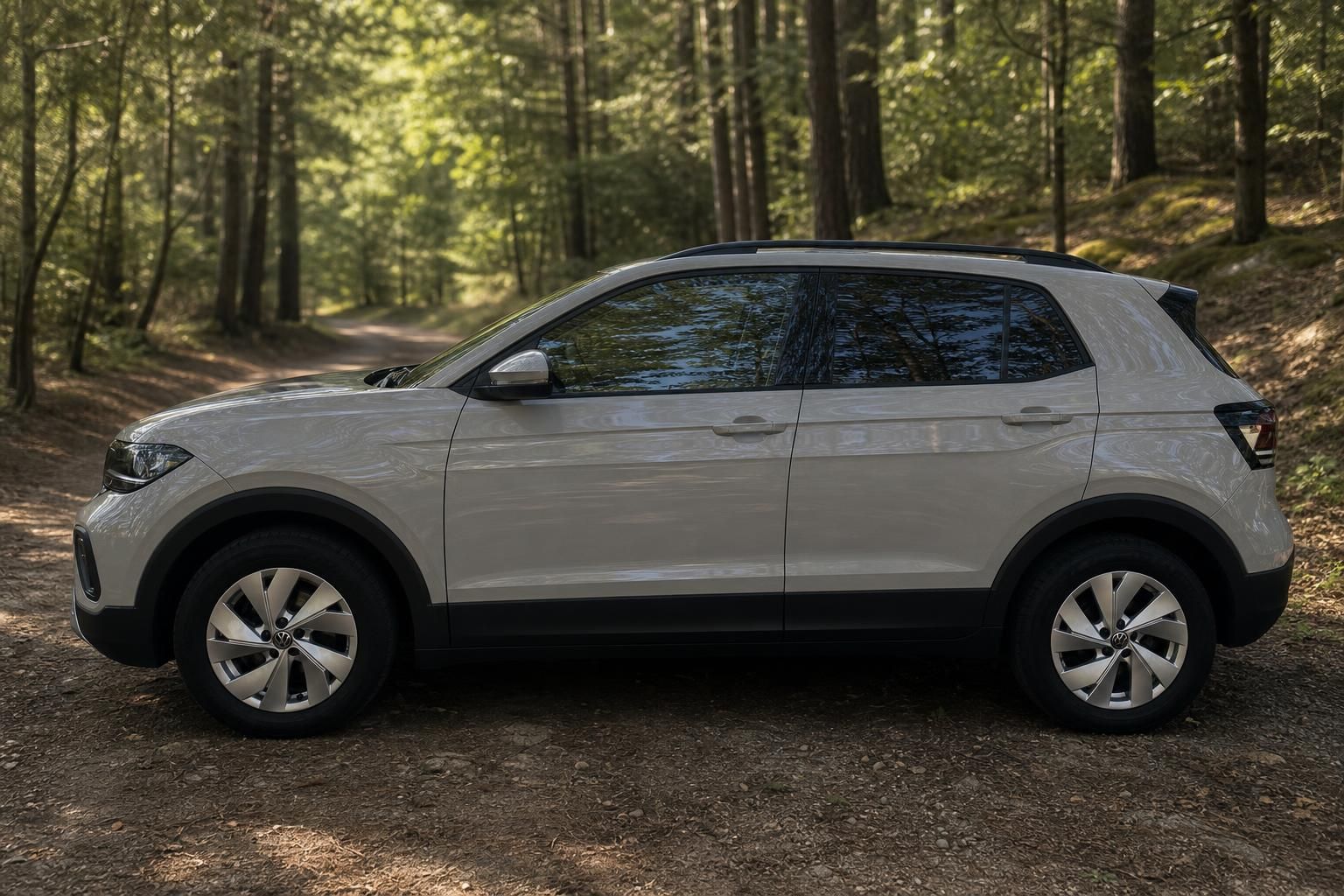 Volkswagen T-Cross SUV weiss Seitenansicht rechts mit Alufelgen - Kompakt-SUV Gebrauchtwagen im Wald