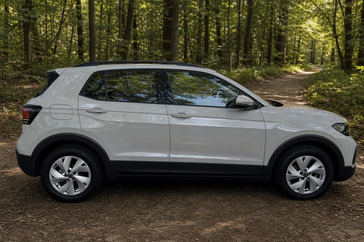 Volkswagen T-Cross SUV weiss Seitenansicht links mit Alufelgen im Waldweg - Kompakt-SUV Gebrauchtwagen