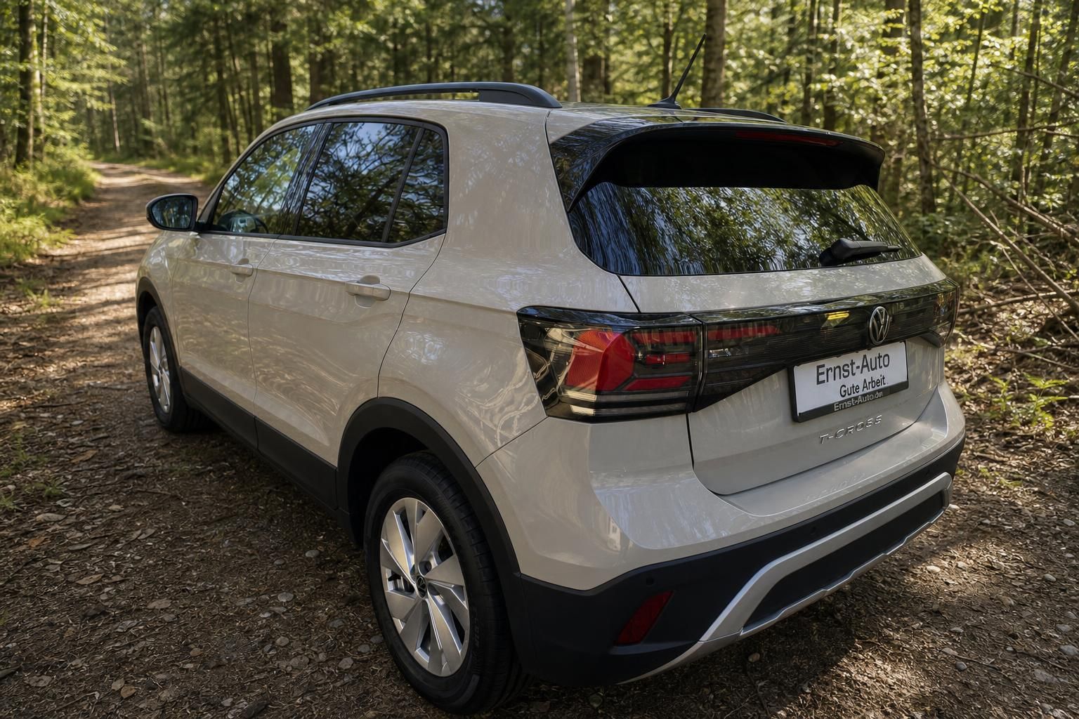 Volkswagen T-Cross SUV weiss Heckansicht mit Schiebedach im Wald - Gebrauchtwagen bei Ernst-Auto