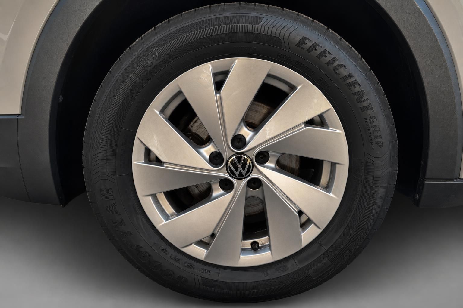 Volkswagen Alufelge mit VW Logo und Reifen - Fahrzeugdetail