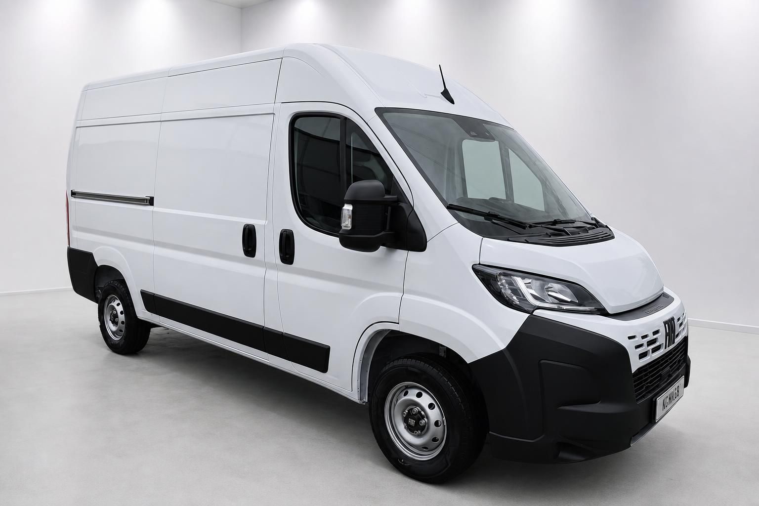 Fiat Ducato Kastenwagen weiß, Frontansicht schräg im Studio