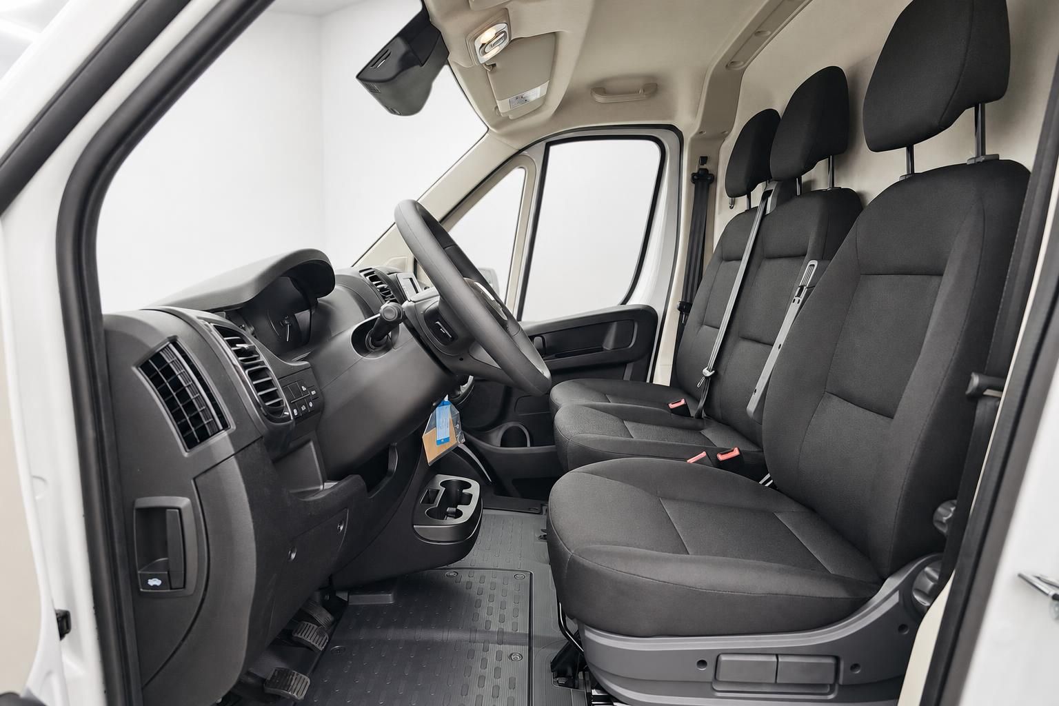 Fiat Ducato Innenraum Fahrersitz und Cockpit Ansicht