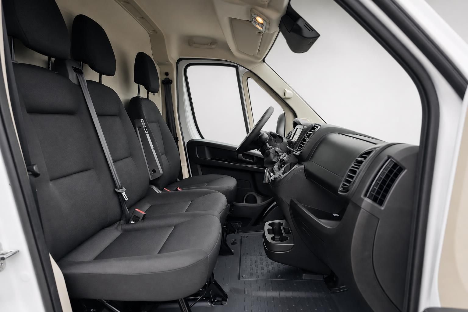 Fiat Ducato Innenraum Vordersitze und Armaturenbrett