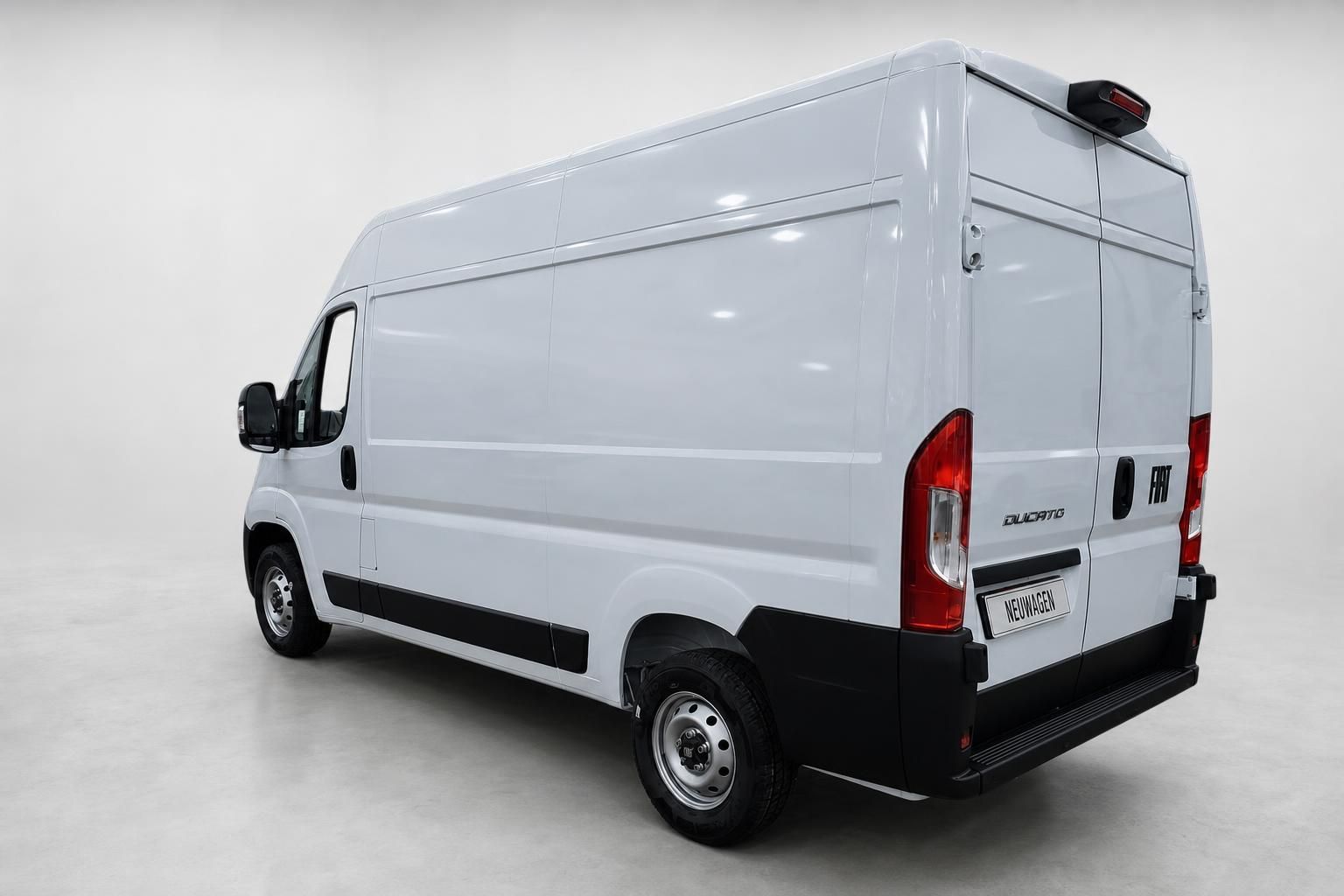 Fiat Ducato Kastenwagen weiß, Heckansicht schräg von hinten