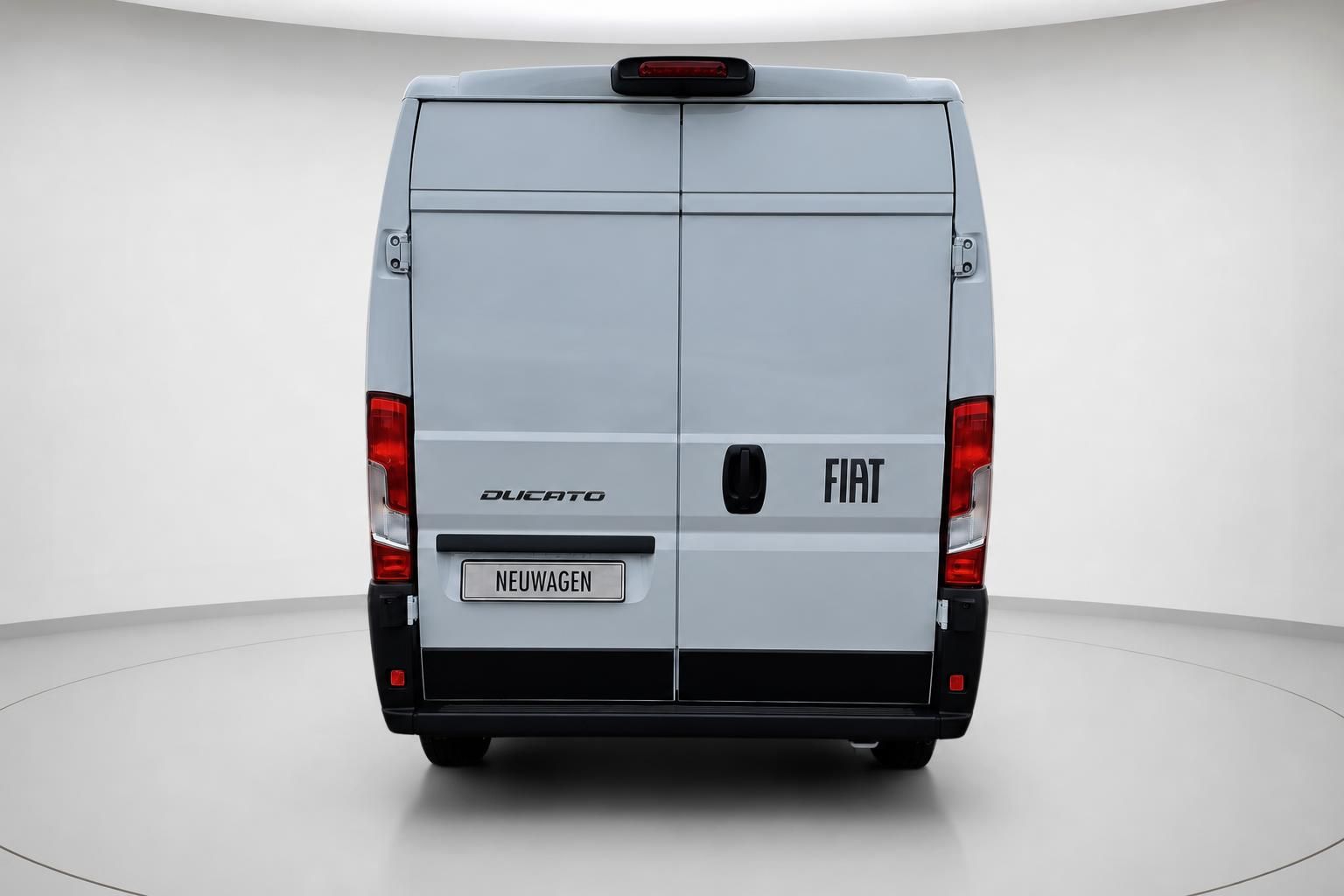 Fiat Ducato Transporter, direkte Heckansicht mit Hecktüren
